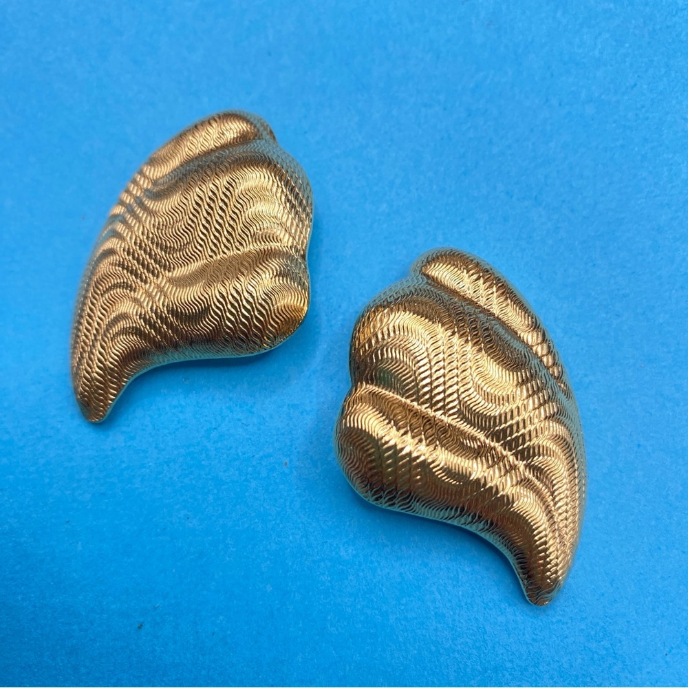 Vintage AVON Goldtone Clip On Earrings Swirl Shell  1980's Grannycore